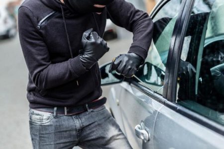 Астраханской области укатили автомобиль, который планировали угнать, но не смогли завести