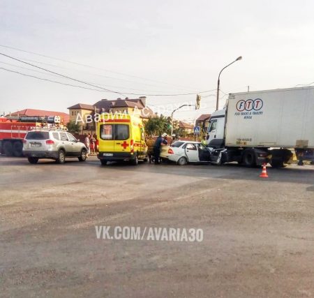 Въехали в фуру. Три человека пострадали в астраханской аварии