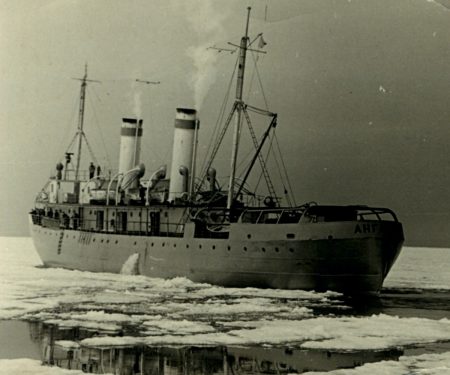 В Астрахани открылась выставка российскому ледоколу «Ангара»