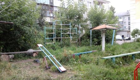 Детская площадка в Астраханской области вошла в ТОП-10 худших площадок страны