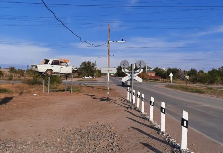 В Ахтубинске установили разбитый автомобиль у ЖД переезда