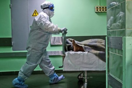 Жительница Астраханской области отсудила миллион рублей за погибшего от коронавируса мужа