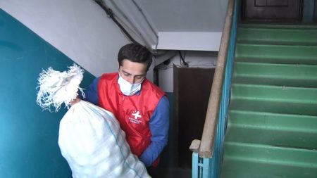 Волонтёры помогают пожилым астраханцам