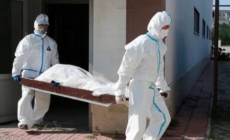 «Больница полностью заполнена, врачей нет — пусть умирают»: Адвокат рассказал о ходе судов по коронавирусу в астраханской области