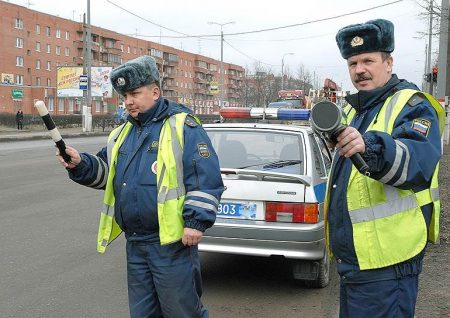 Астраханского дорожного инспектора обвинили в мелком взяточничестве
