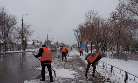 Администрация Астрахани ликвидирует последствия снегопада