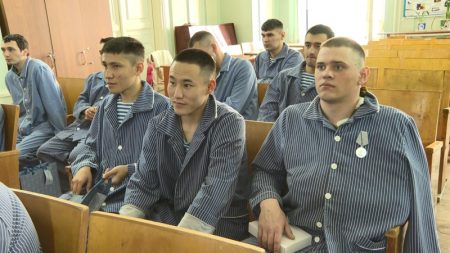 В Астрахани отважных военных наградили медалями