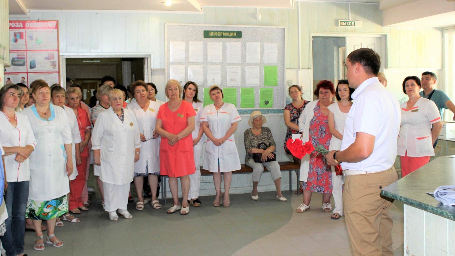 На главврача городской поликлиники завели дело из-за попытки сокращения медработников