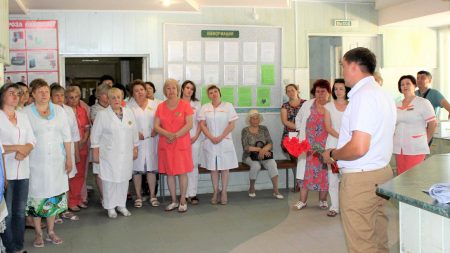 На главврача городской поликлиники завели дело из-за попытки сокращения медработников