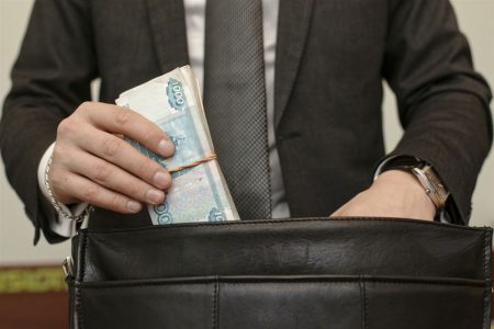 Астраханского депутата сняли с должности за мошенничество