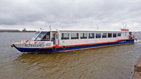 В Астрахани начался сезон водных трамвайчиков