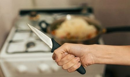 Пьяный астраханец устроил поножовщину невоспитанному знакомому