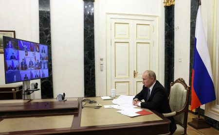 Астраханский губернатор принимает активное участие в решении жилищного вопроса