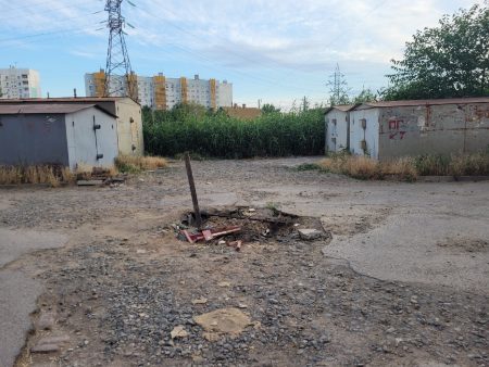 На улице 2-я Зеленгинская в Астрахани постоянно прорывает трубу