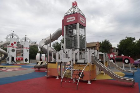 «Лукойл» восстановил разгромленную вандалами детскую площадку «Нефтеград»