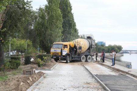 Астраханские власти сообщили о завершении благоустройства набережной и строительства нового сквера