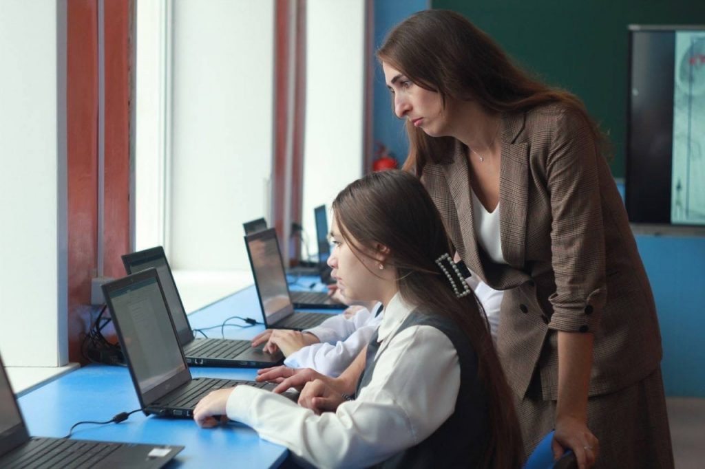 Сорок школ Астраханской области получили цифровое оборудование