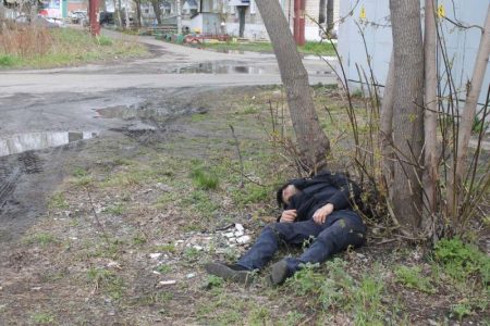 Случайный прохожий в Астраханской области обнаружил на улице избитого полуживого пенсионера