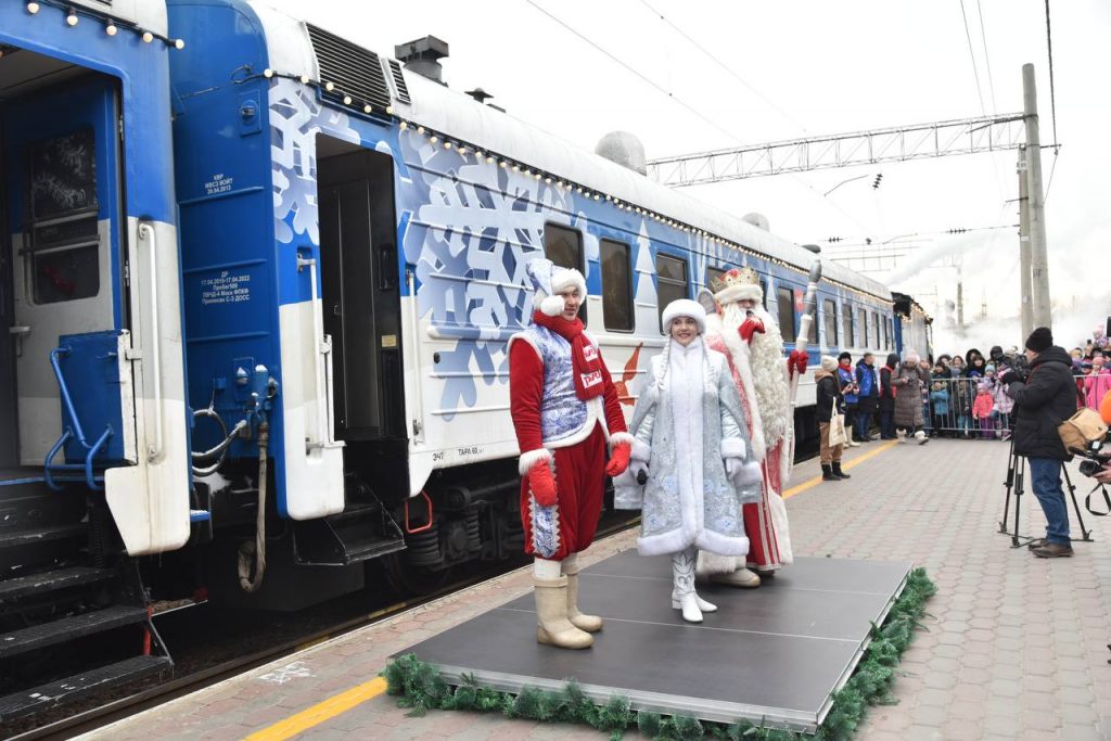 В Астрахани побывал новогодний поезд Деда Мороза