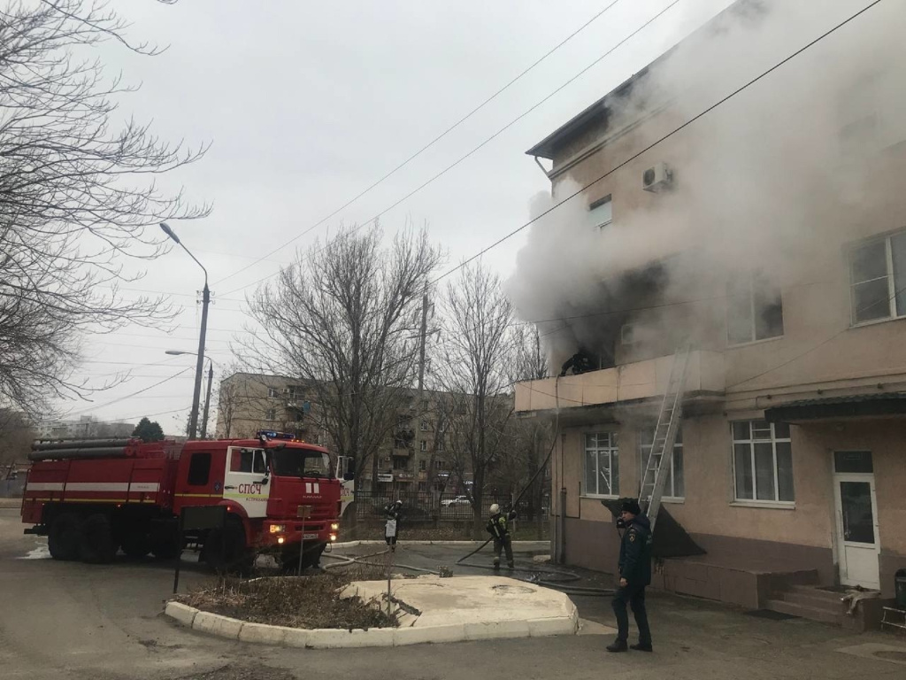 В Астрахани на Джона Рида горит детская клиническая больница