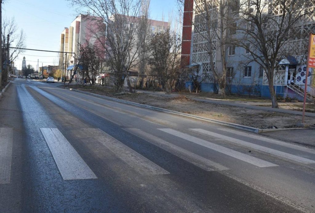 Жилой. Здесь выполнили работы по замене дорожного и тротуарного покрытия, нанесли дорожную разметку. Саму улицу расширили до восьми метров, что позволит увеличить ее пропускную способность.