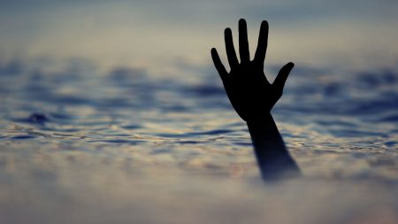 В Астрахани три подростка и спасатели спасли пьяного тонущего мужчину