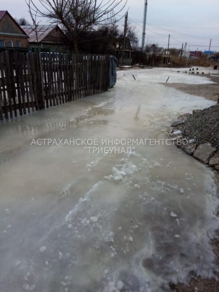 На астраханских улицах появляется все больше «айсбергов» из канализационных отходов