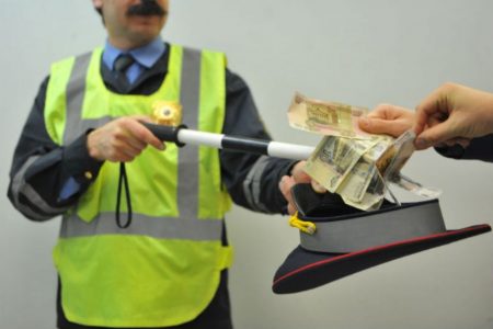 В Астрахани инспекторы ДПС попались на взятке