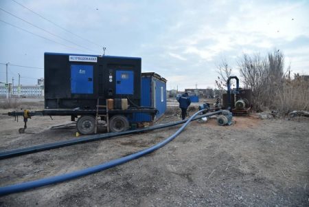 В Астрахани в «Военном городке» коммунальщики решают вопрос с аварией на системе водоотведения