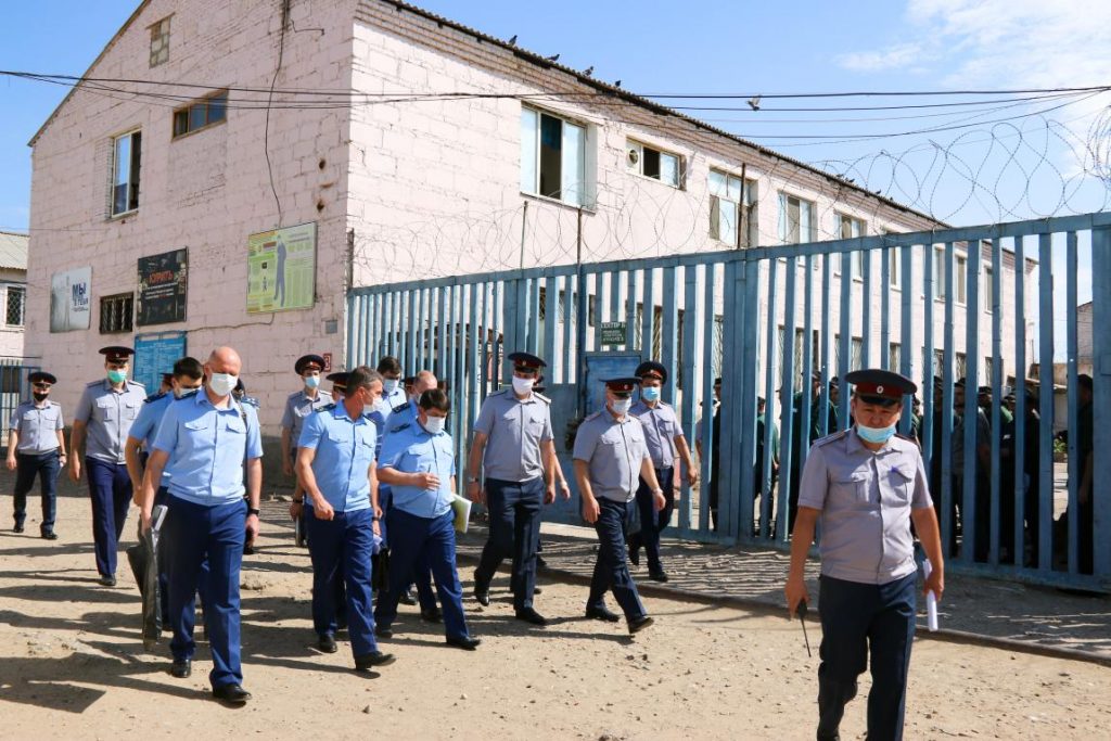 Сотрудника астраханской колонии приговорили к 5,5 годам тюрьмы