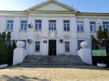Экс-директор астраханской школы-интерната предстанет перед судом за мошенничество
