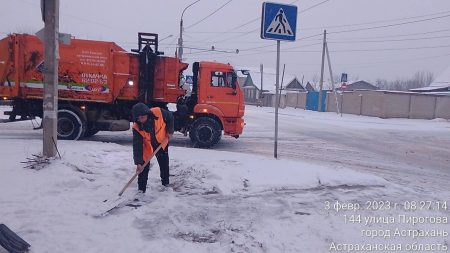 В Астрахани около 500 коммунальщиков устраняет последствия снегопада
