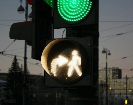 С 1 марта в Астрахани начнут появляться белые сигналы светофора