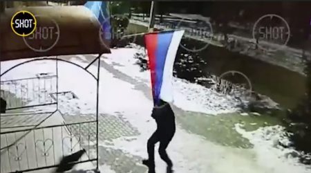 Пьяный астраханец попытался сорвать флаг России со здания суда