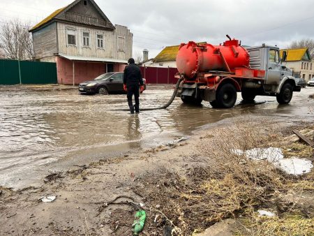 Астраханцы сами откачивают огромные лужи на дорогах города
