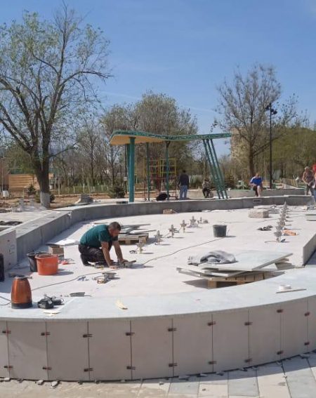 В Ахтубинске продолжаются работы по благоустройству городского парка.