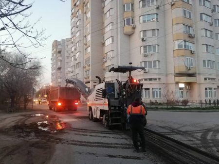 В Астрахани на двух улицах идет ремонт дорожного покрытия