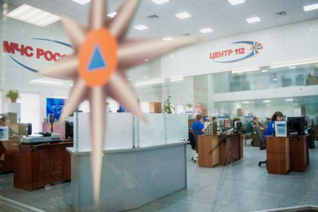 В Астрахани в службу «112» стали поступать звонки о запертых в машинах детях