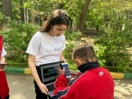 600 астраханских волонтёров помогают жителям проголосовать в рамках программы ФКГС