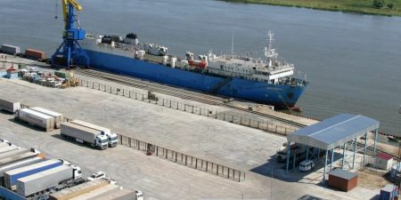 В Астраханской области в Волго-Каспийском канале на мель сел теплоход