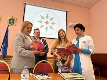 Пациентам астраханских больниц передали более 200 книг