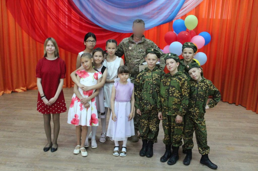 Астраханский контрактник встретился с воспитанниками центра помощи детям