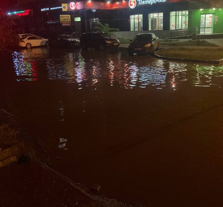 Центр Астрахани: на Моздокской образовался целый пруд после дождя