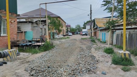 В Астрахани проводят подсыпку на грунтовых улицах