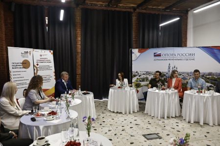 Астраханский губернатор встретился с предпринимателями на деловом завтраке