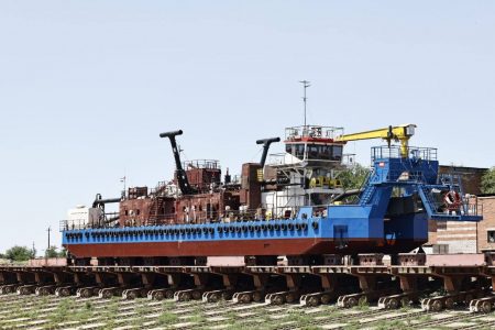 В Астраханской области заложили киль двух уникальных сухогрузов в России