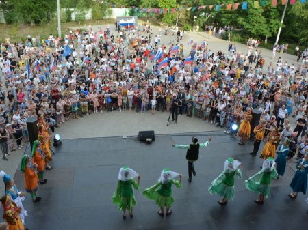 Празднование Дня России в Астрахани: свыше тысячи горожан собрались в парке «Аркадия»