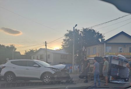 В Астрахани перевернулась карета скорой помощи