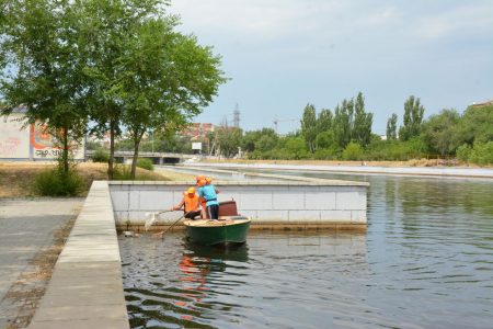 Телевизоры, диваны, холодильники: из астраханских каналов вылавливают до двух кубометров мусора