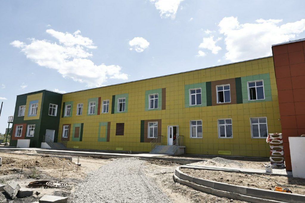 Астраханский губернатор проинспектировал ход строительства школы в селе Каралат